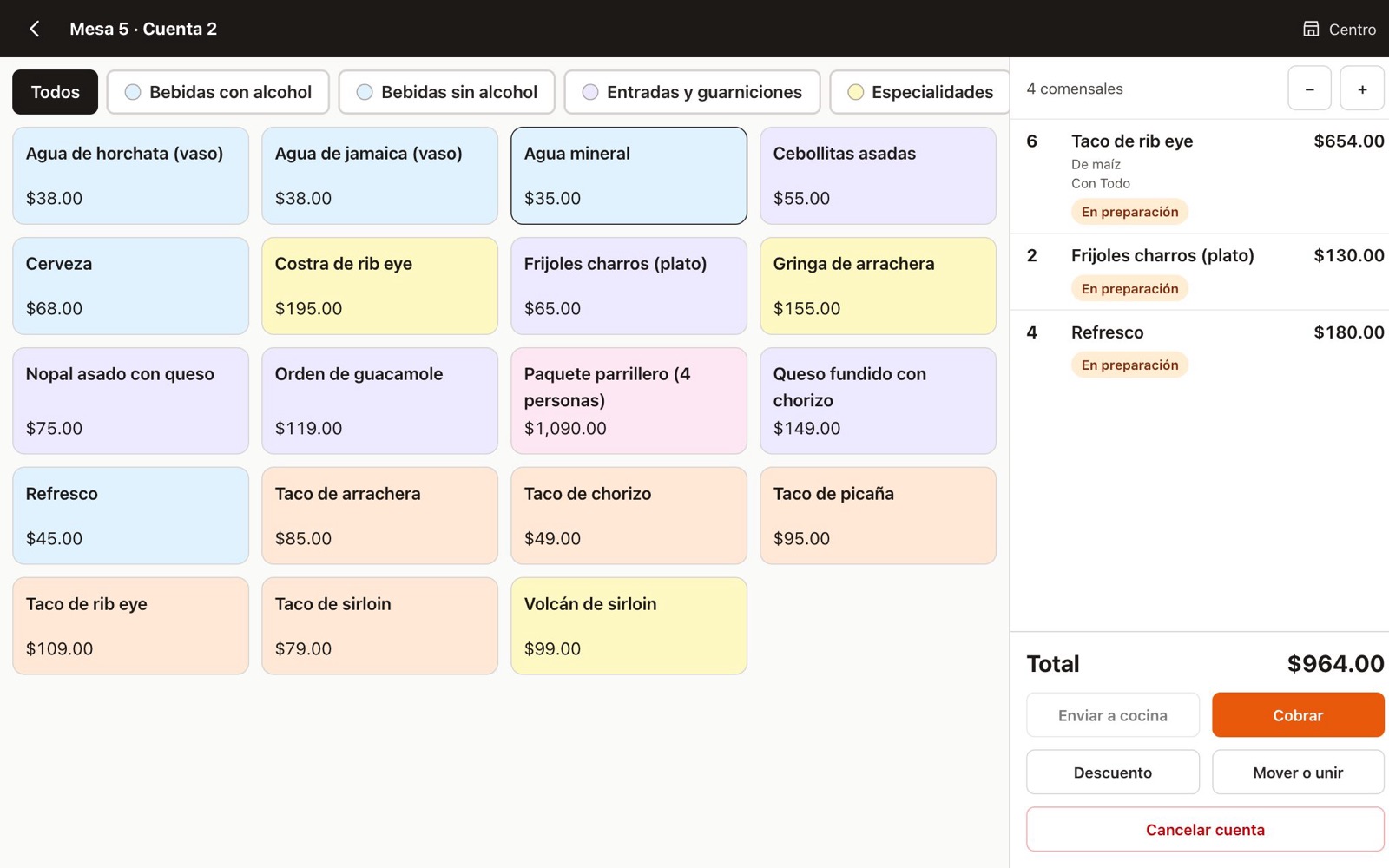 Punto de venta de El Cuentachiles en una tablet: productos por categoría a la izquierda y la cuenta de la mesa 5 a la derecha, con su total y el botón Cobrar